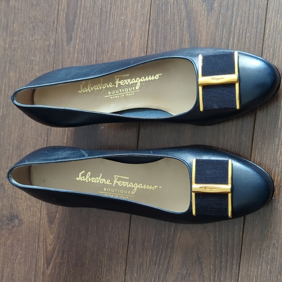 Salvatore Ferragamo Bow Pumps - Picture 2 of 11